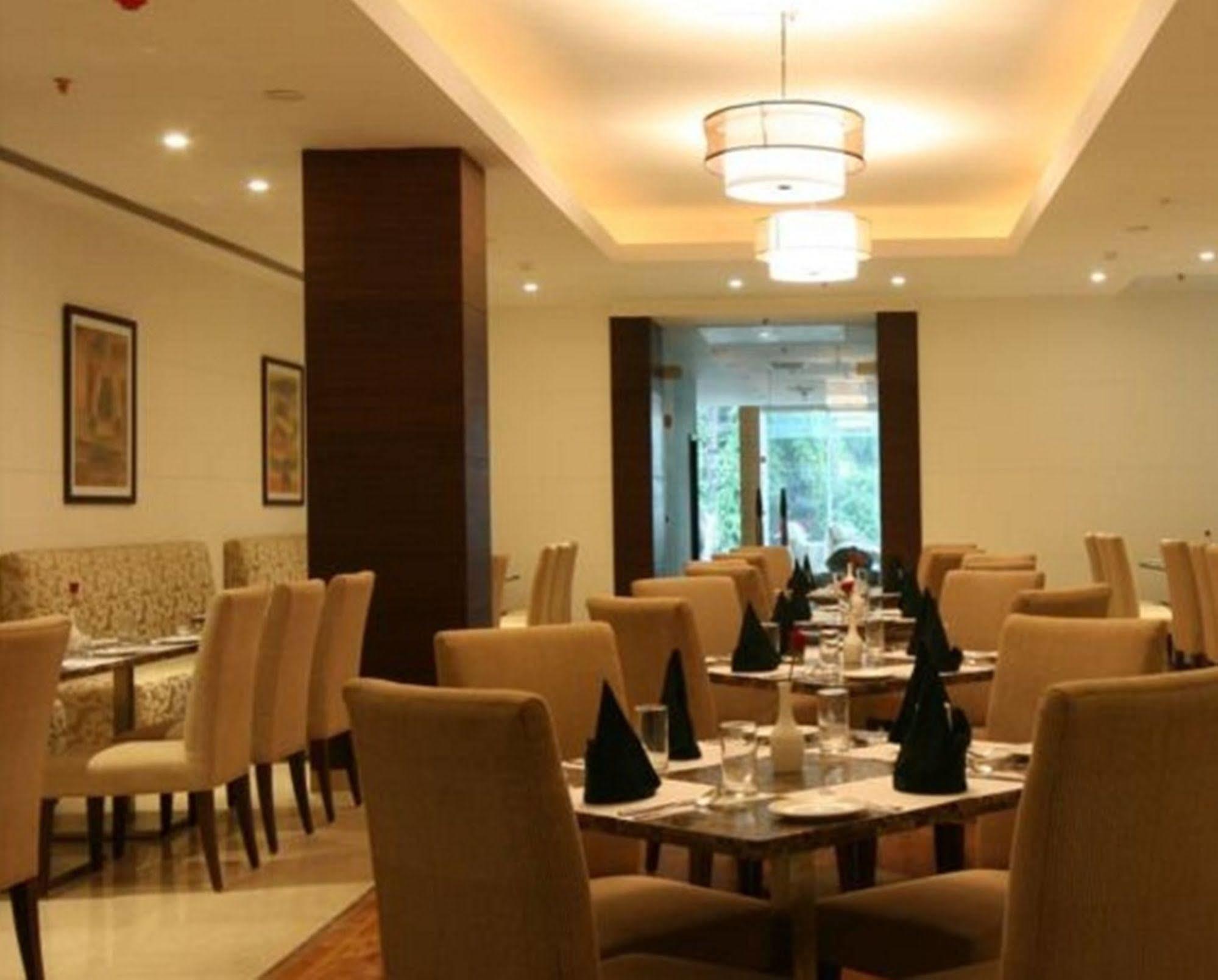 Four Points By Sheraton Vadodara Zewnętrze zdjęcie